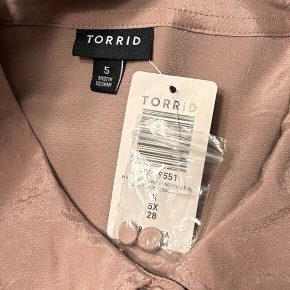 Torrid 5X Blush Pink Satin Blouse Button Up Neutral Minimal Work Career NWT - Picture 9 of 12